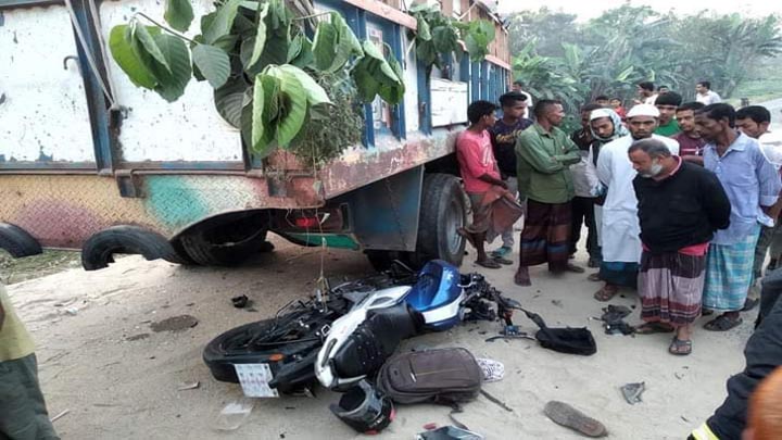 দাঁড়িয়ে থাকা ট্রাকের ধাক্কায় ছিটকে সড়কে, ২ বাইক আরোহী নিহত